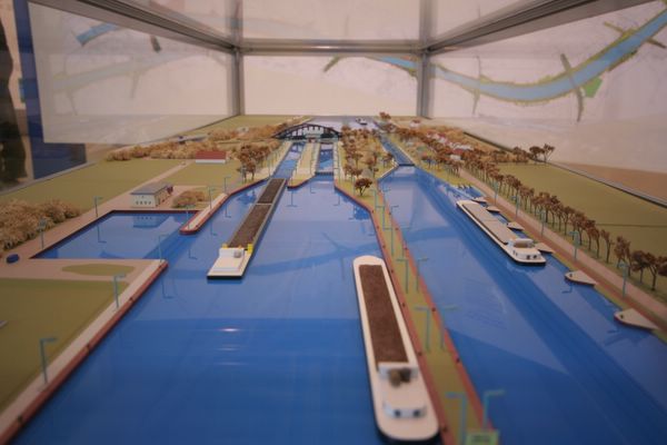 Schleusen und Wasserstraße