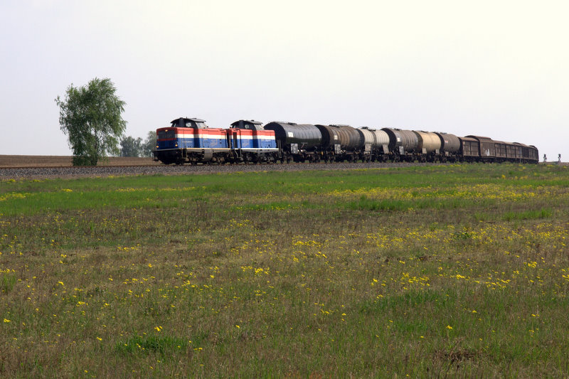 G�terzug der PEG zwischen den Autobahnen