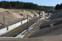 Blick auf die Reste der Einhausung, die am Ort des alten &Uuml;berf&uuml;hrungsbauwerk steht