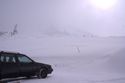 Schwarzer Volvo im Schnee