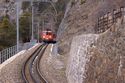 Zug der ehemaligen Furka–Oberalp-Bahn am Spiraltunnel bei Grengiols