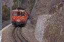 Zug der ehemaligen Furka–Oberalp-Bahn am Spiraltunnel bei Grengiols