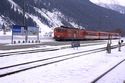 Zug der Matterhorn Gotthard Bahn bei Einfahrt in den Bahnhof Oberwald